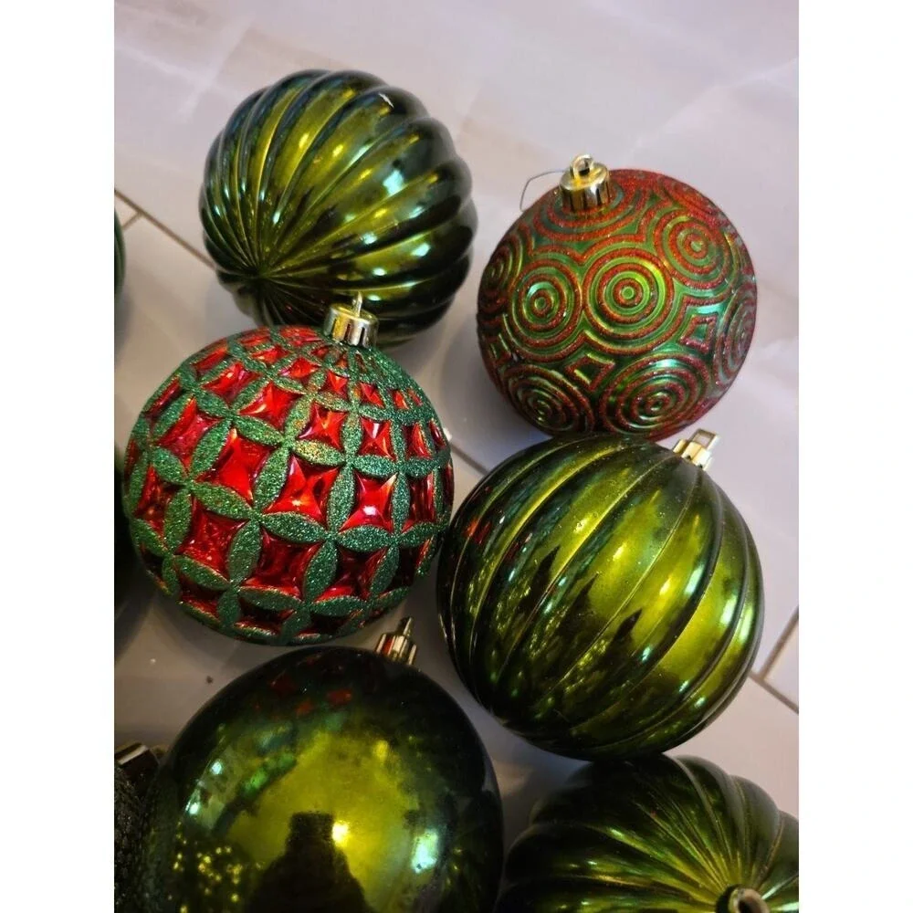 HOLIDAY‎ TIME 18 SHATTERPROOF HANGING ORNAMENTS ROUND BALLS Green